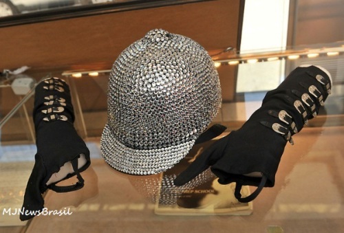 O capacete de MJ de Equitação de veludo preto cravejado de cristais Swarovski  Bonc3a9